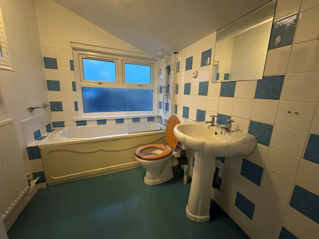 Lot: 77 - SHOP AND STUDIO FOR INVESTMENT WITH VACANT MAISONETTE - Maisonette - Bathroom
